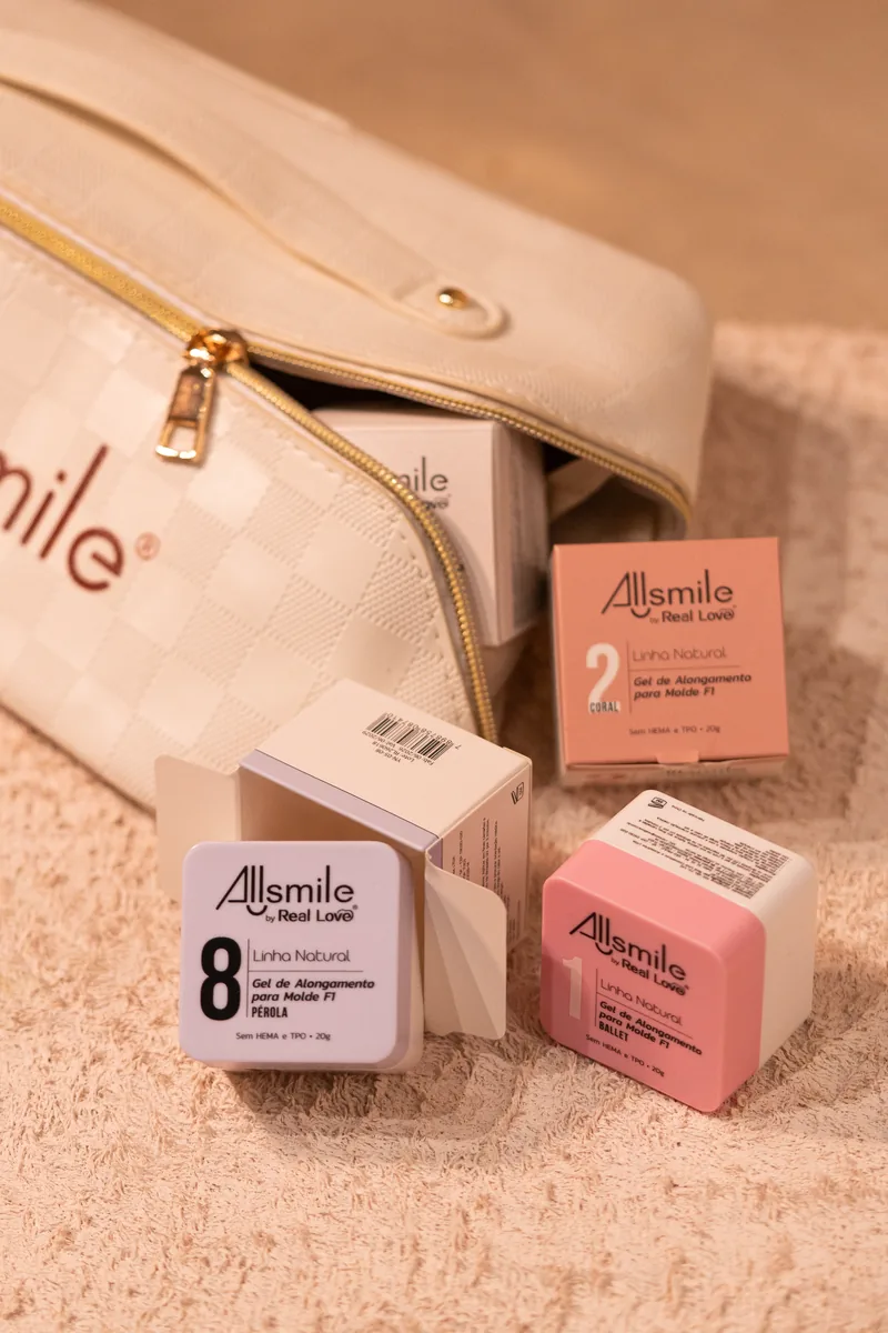 Potes e caixas do AllSmile, cores 1, 2 e 8, saindo de uma nécessaire